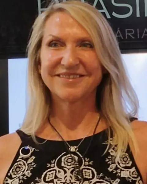 Retrato de Mari Carmen Martínez Poyato, de frente, sorrindo.